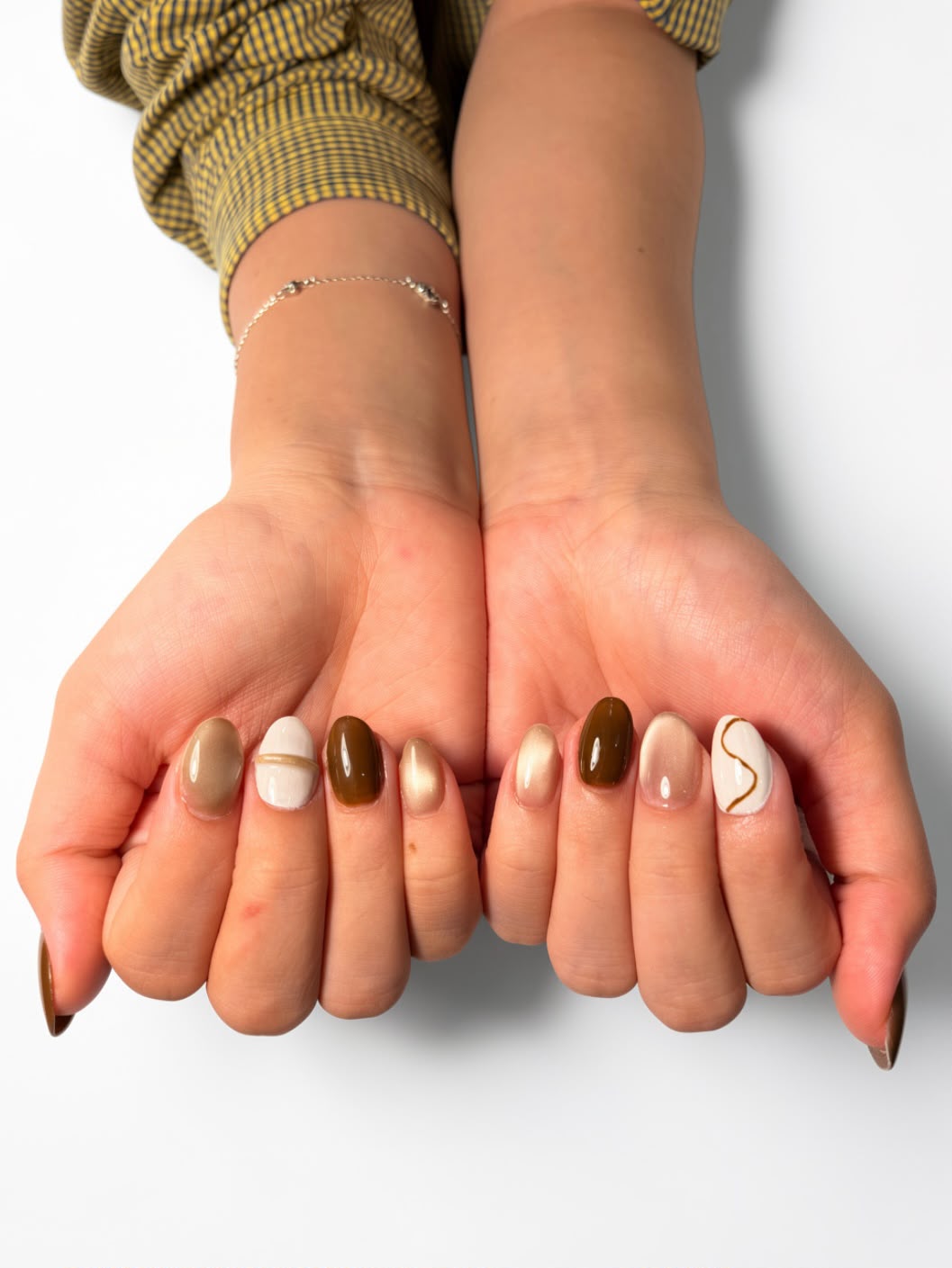 Earthy Minimalist: 3D Line Art & Velvet Cat-Eye
